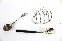 A silver toast rack and two spoons.