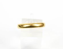 A vintage 22ct gold wedding band. The 3.