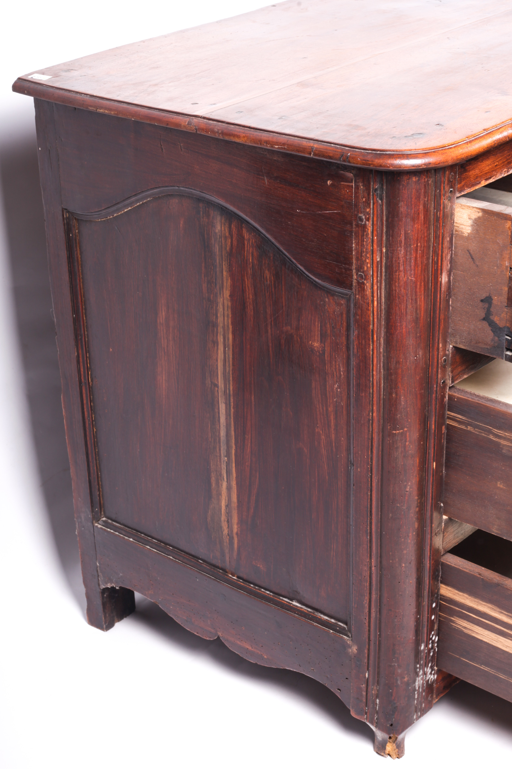 A 17th/18th century Continental walnut chest of drawers. - Image 2 of 5