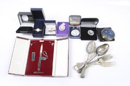 An assortment of jewellery and collectables.