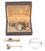 An assortment of gentlemans Dunhill jewellery and collectables.