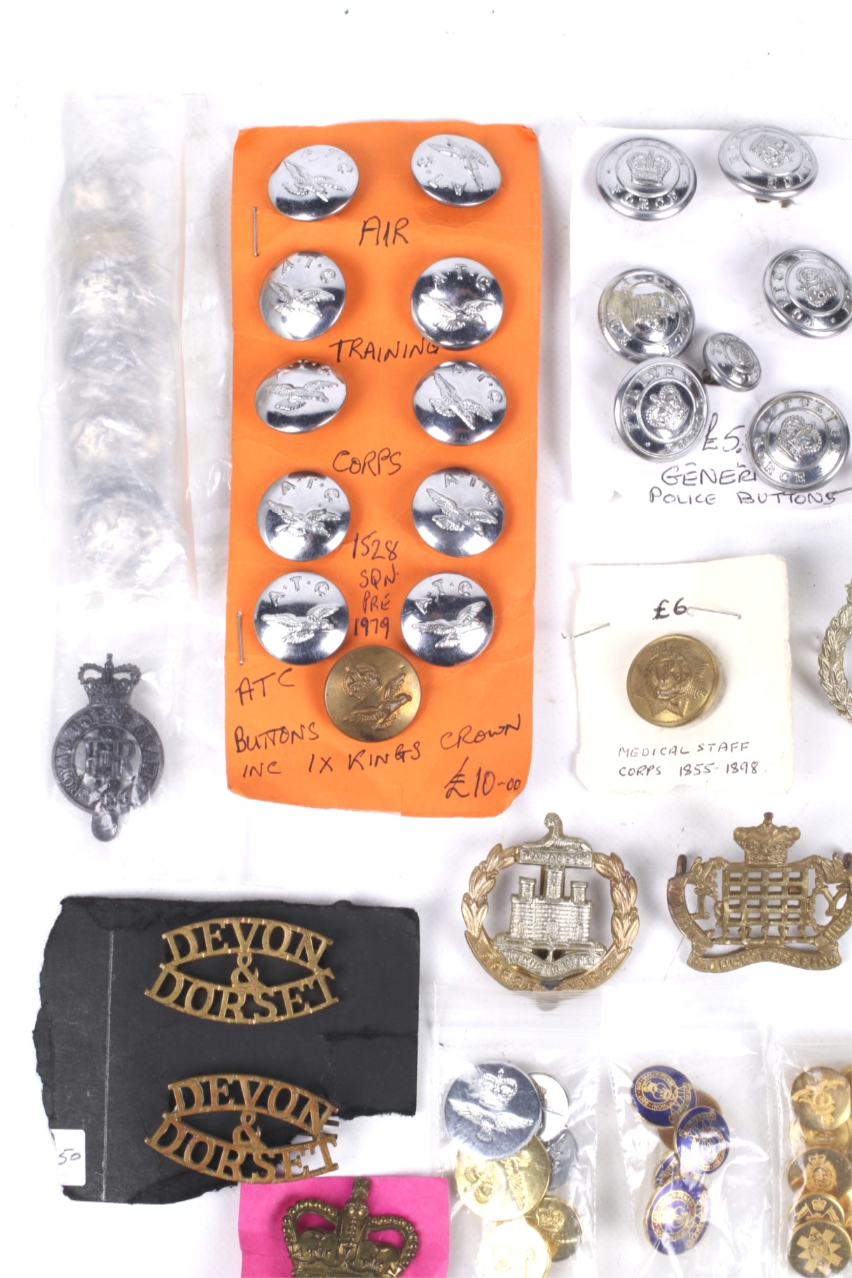 A collection of cap badges and buttons. - Image 2 of 3