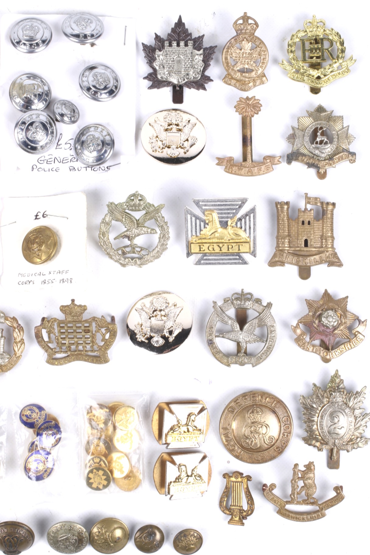 A collection of cap badges and buttons. - Image 3 of 3