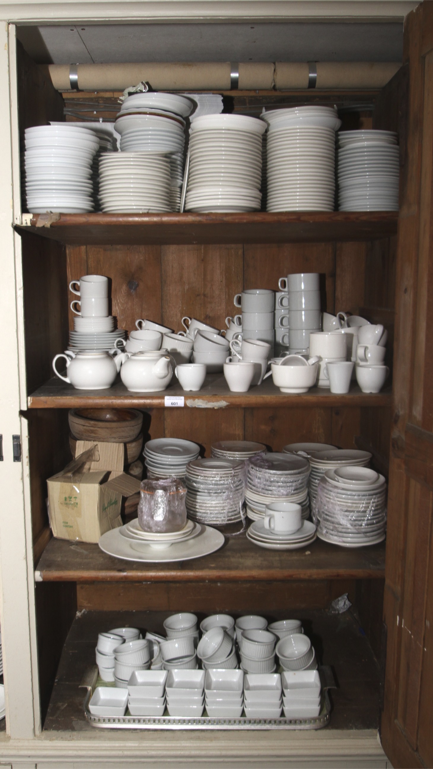 A large quantity of Royal porcelain including teacups, saucers,
