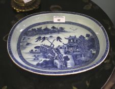 18th/19th century Chinese : a hand painted blue and white dish.