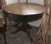 A Georgian mahogany pedestal table. With tripod stand, 71cm H x 95cm diameter.