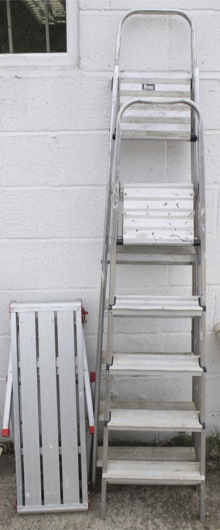 Two aluminium step ladders and a Faithfull folding platform.