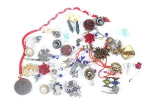 A quantity of costume jewellery.