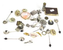 An assortment of jewellery and collectable's.