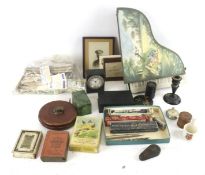 A mixed lot of collectables.