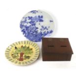Two large ceramic plates and a wooden collection box. Max.