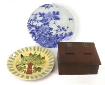 Two large ceramic plates and a wooden collection box. Max.