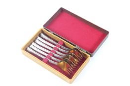 A boxed set of six Russian gold-plated silver forks. With textured details, 125.