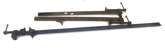 A pair of sash clamps and one larger. Max. 152cm (3).