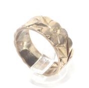 A vintage 9ct gold broad wedding band. Diamond-cut with flower-heads, hallmarks for London 1970, 7.