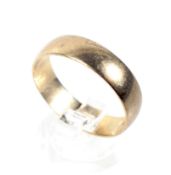 A vintage 9ct gold D-section wedding band. Hallmarks for London 1979, 5.