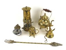 An assortment of collectables. Including brass kettles, a miners lamp, etc. Max.