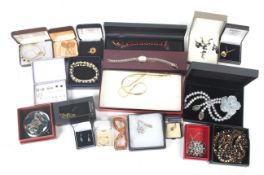 Twenty boxed items of jewellery including rings, brooches,