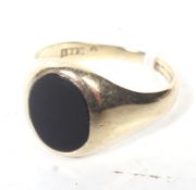 A vintage 9ct gold and black oynx oval signet ring.