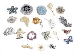 A collection of 20 lady's vintage brooches including flowers,
