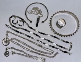 A collection of silver and white metal jewellery to include a camel circlet pendant.