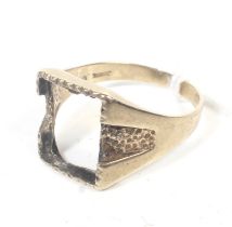 A vintage 9ct gold signet ring mount lacking the stone. Hallmarks for London 1983, size S+3.
