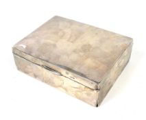 A silver mounted rectangular cigarette box. Hallmarks for Birmingham 1933, 11.