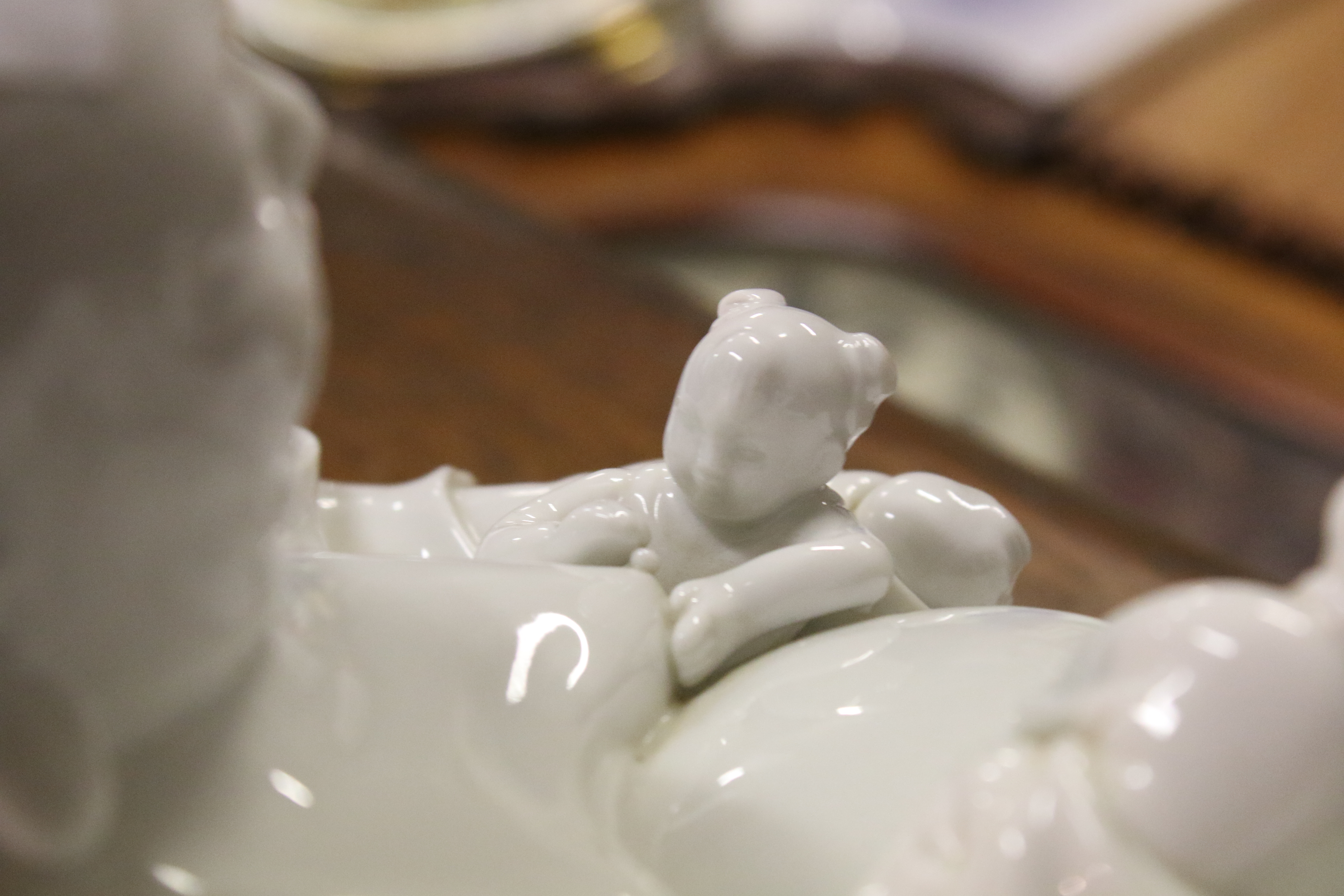 A 20th century Chinese Blanc de Chine figure of laughing Buddha with five children. - Image 15 of 17