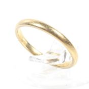 A vintage 22ct gold wedding band.