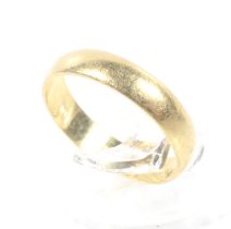 A vintage 22ct gold wedding band.