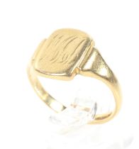 A 22ct gold signet ring.