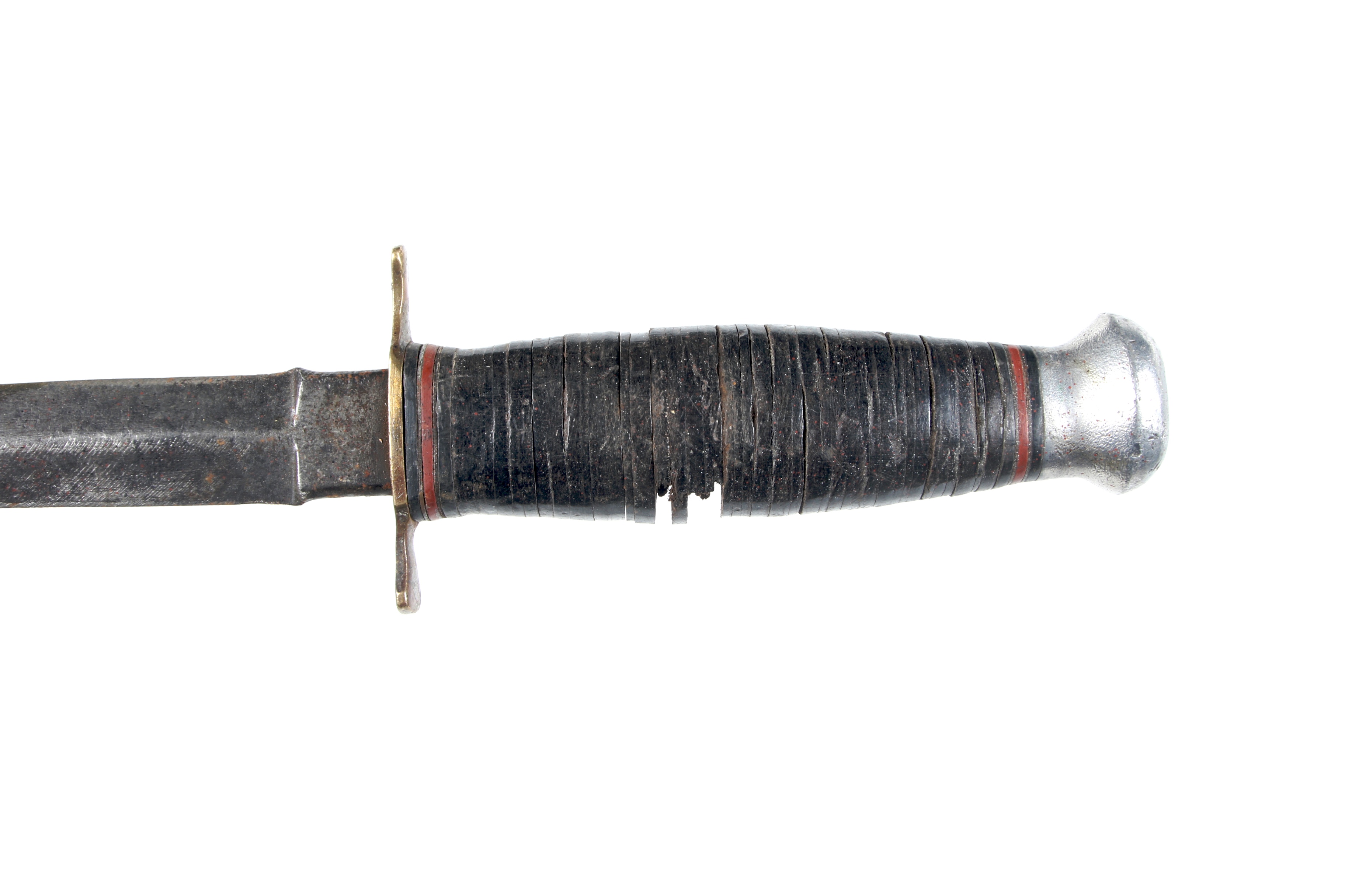 A double sided military fighting dagger and a military pen knife. Dagger L24. - Image 2 of 2