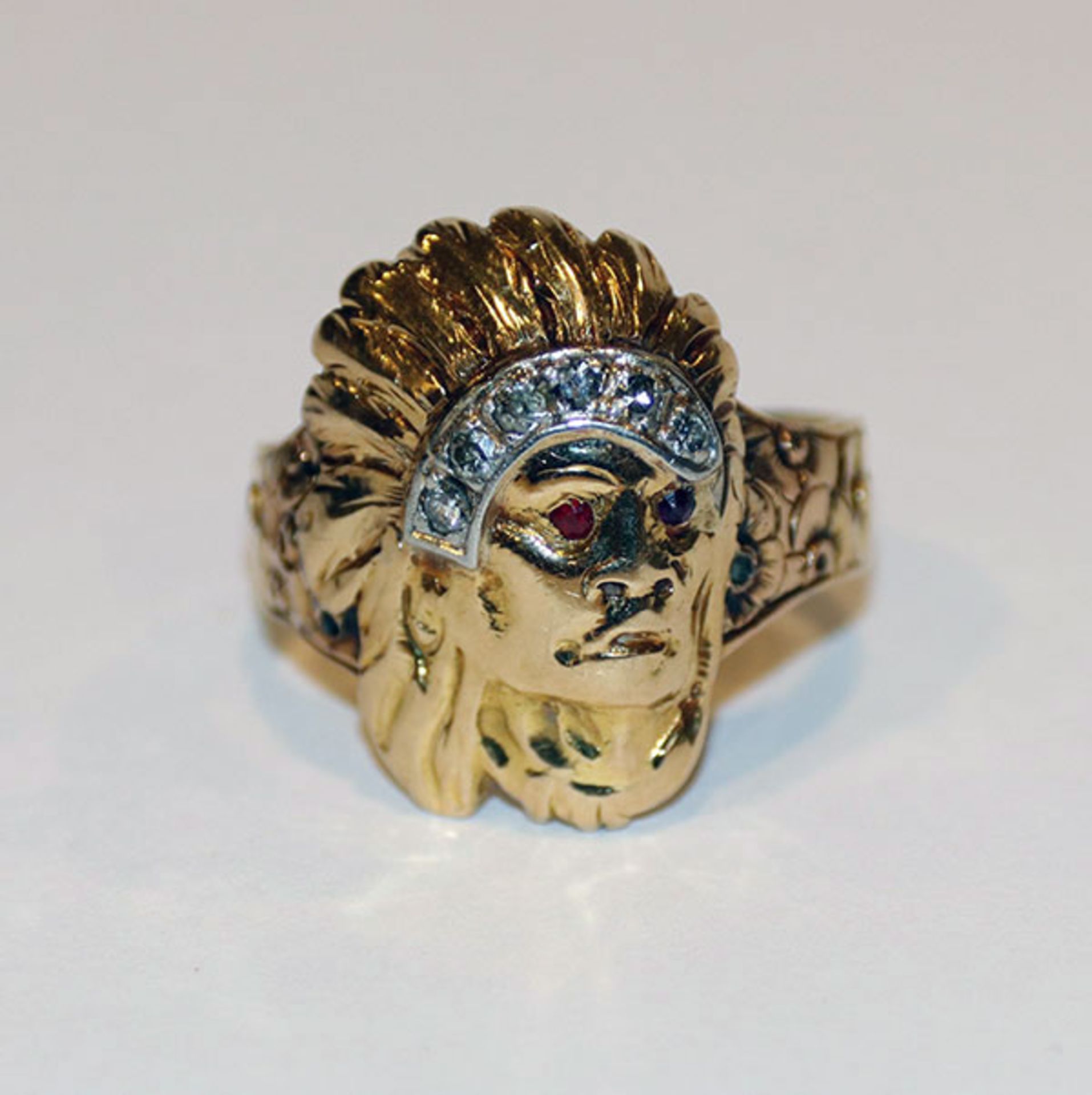 18 k Gelbgold Ring mit reliefiertem Indianerkopf und 6 in Weißgold gefaßten Diamanten, 11 gr., Gr.