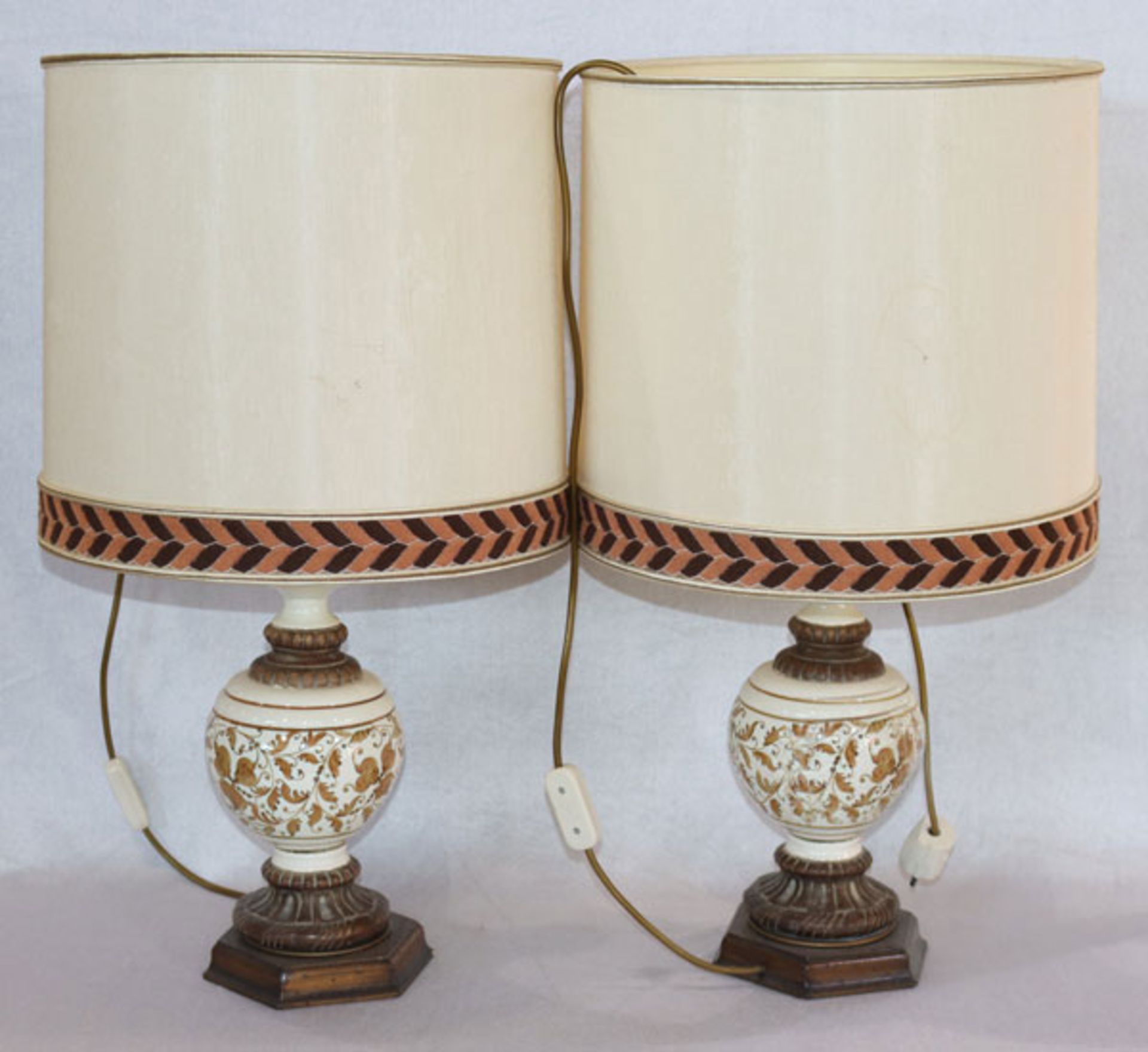 Paar Tischlampen mit Keramik/Holz Fuß, Floraldekor, beige Schirme, H 69 cm, D 38 cm, Funktion