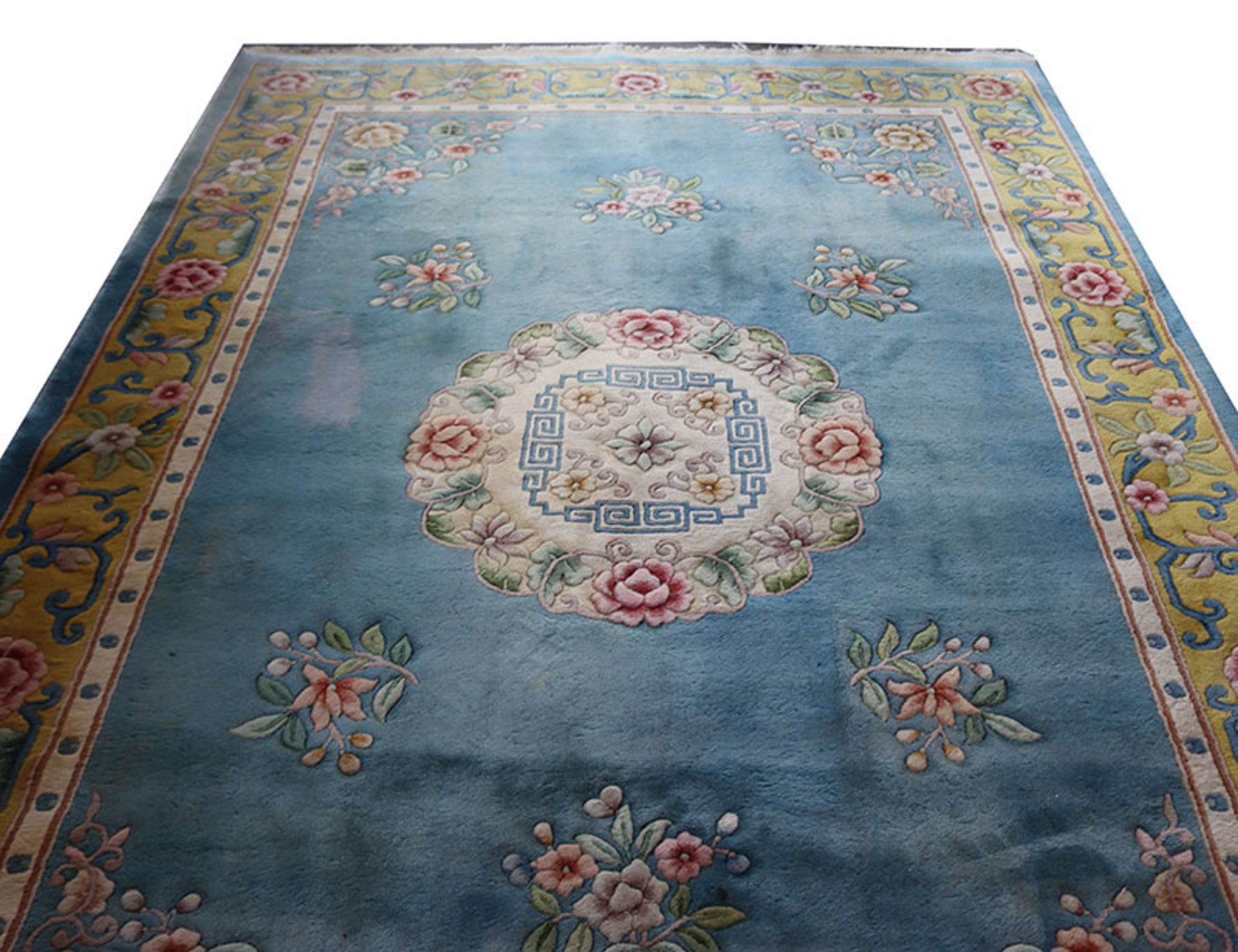 China Teppich, blau mit Floraldekor, teils stark abgetreten, Gebrauchsspuren, 304 cm x 213 cm,