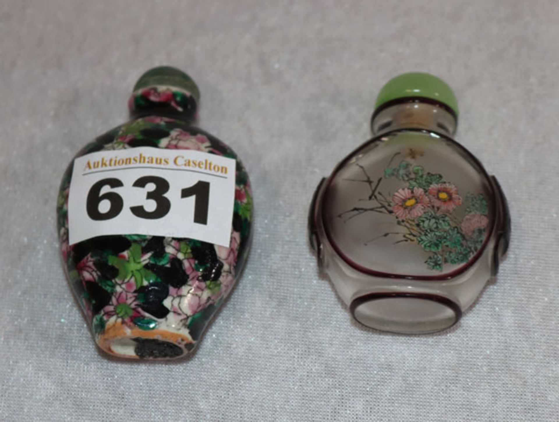 2 asiatische Parfümflakons, Glas mit Bumendekor, H 6 cm, und Keramik mit Blumendekor, H 7 cm,