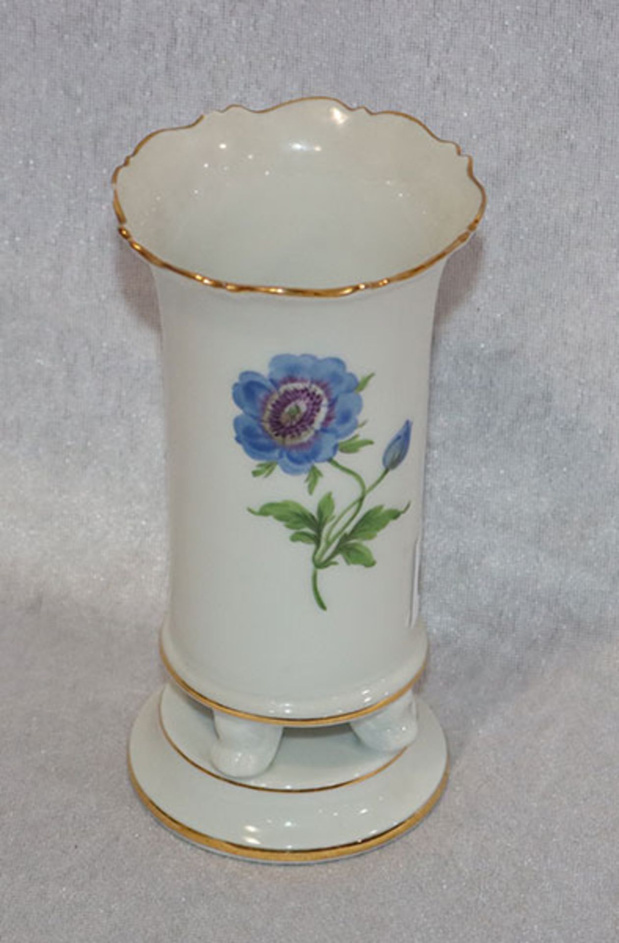 Meissen Vase, Bumenmalerei mit Goldrand, auf Sockel mit 4 Tatzenfüßen, H 14 cm, D 7 cm, am oberen