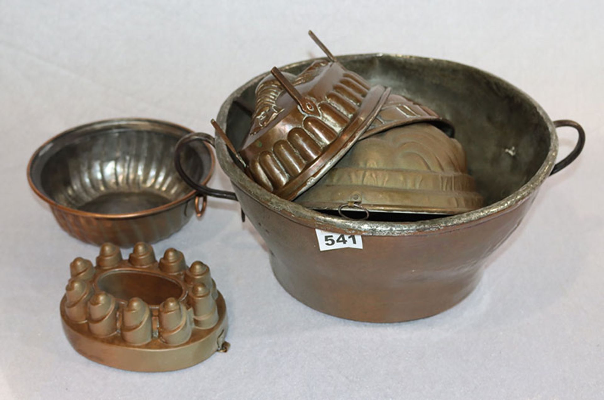 Kupfer Konvolut: Henkeltopf und 5 Puddingformen, teils verbeult, Alters- und Gebrauchsspuren