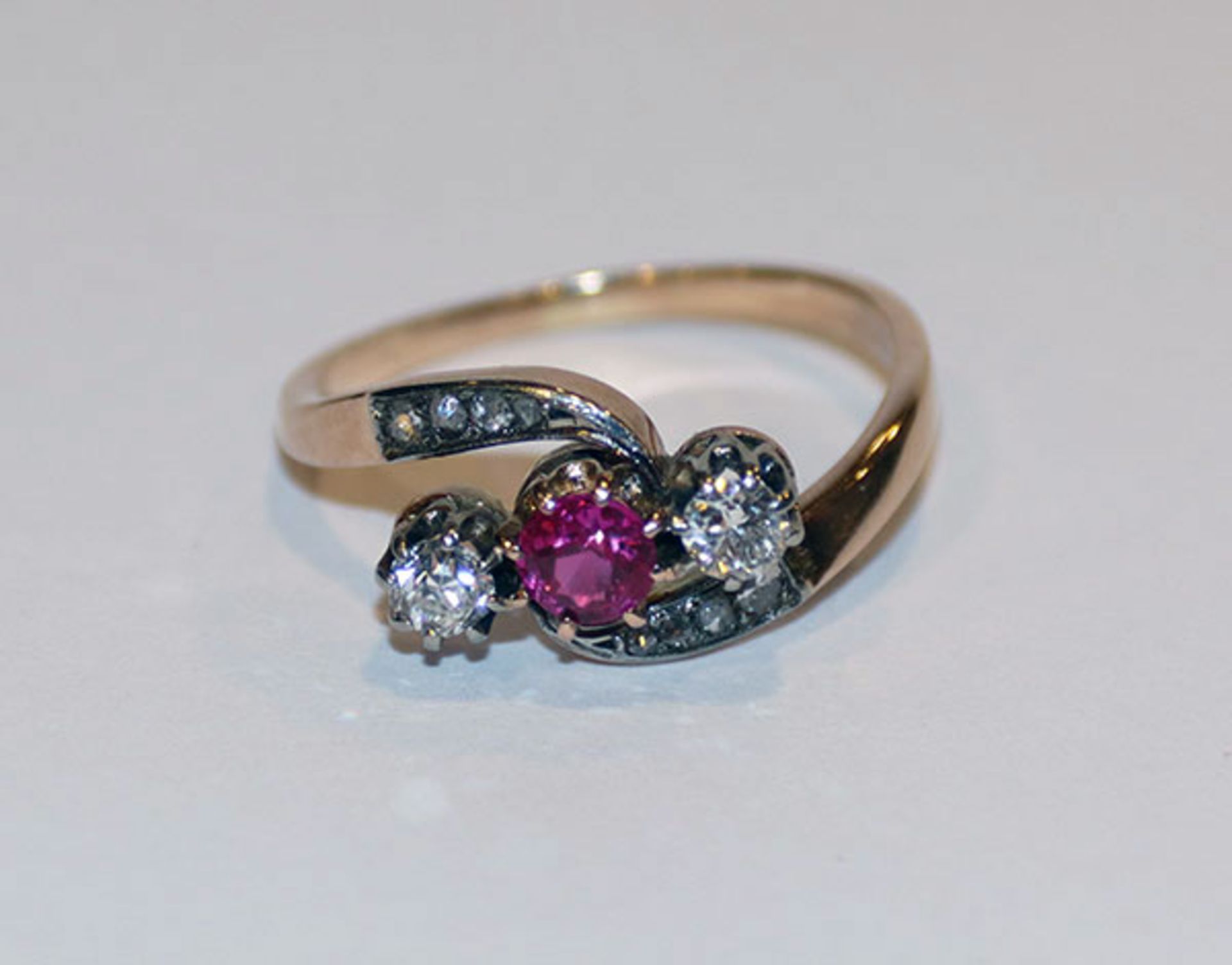 18 k Gelbgold geprüfter Ring mit 2 Altschliff Diamanten und einem Rubin, um 1900, 2,4 gr., Gr. 52