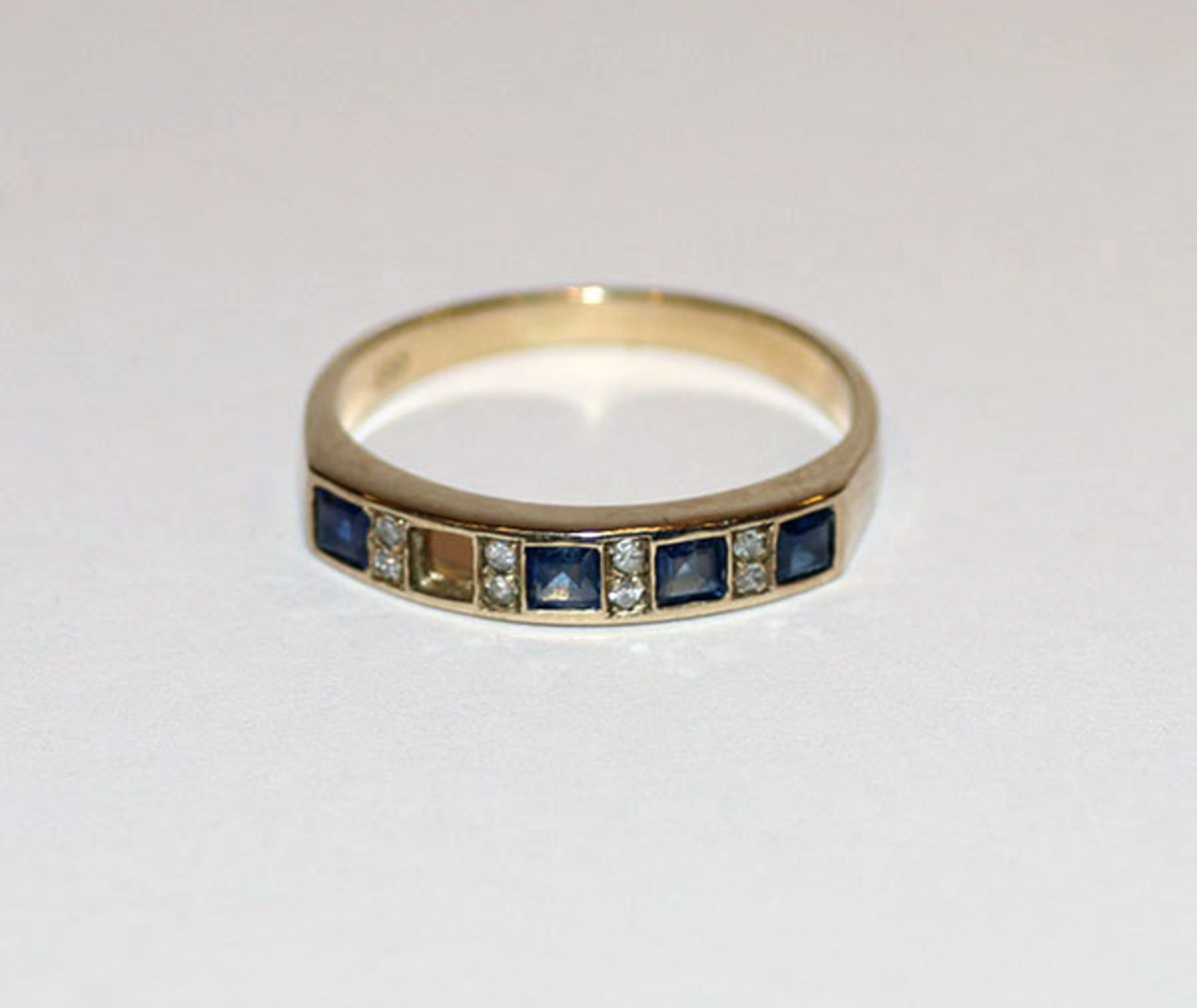 8 k Gelbgold Ring mit 4 Diamanten und 4 Safiren, ein Safir fehlt, 1,56 gr., Gr. 50