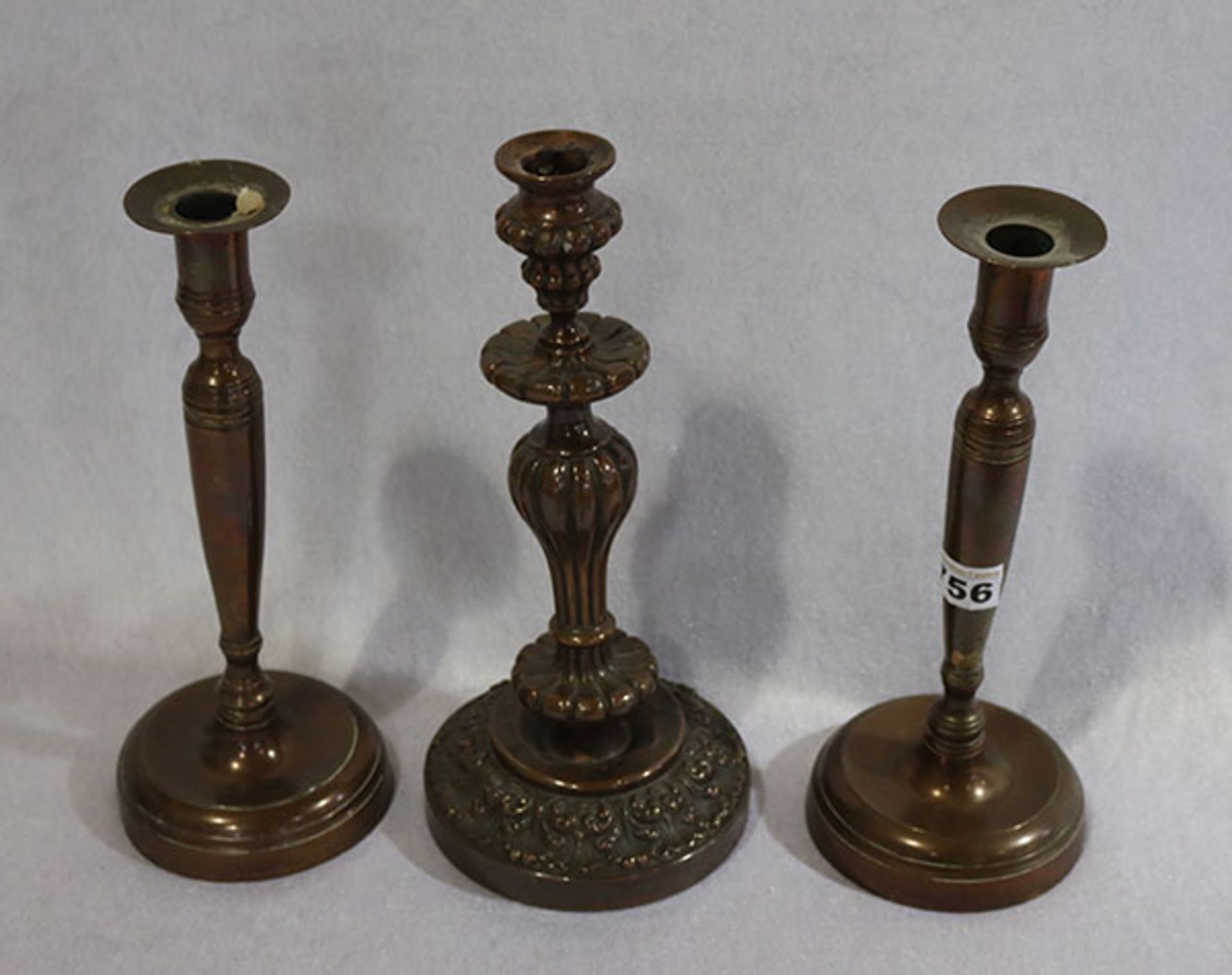 Paar Kupfer Kerzenleuchter, H 28 cm und ein Kupfer Kerzenleuchter, H 30 cm, teils beschädigt und