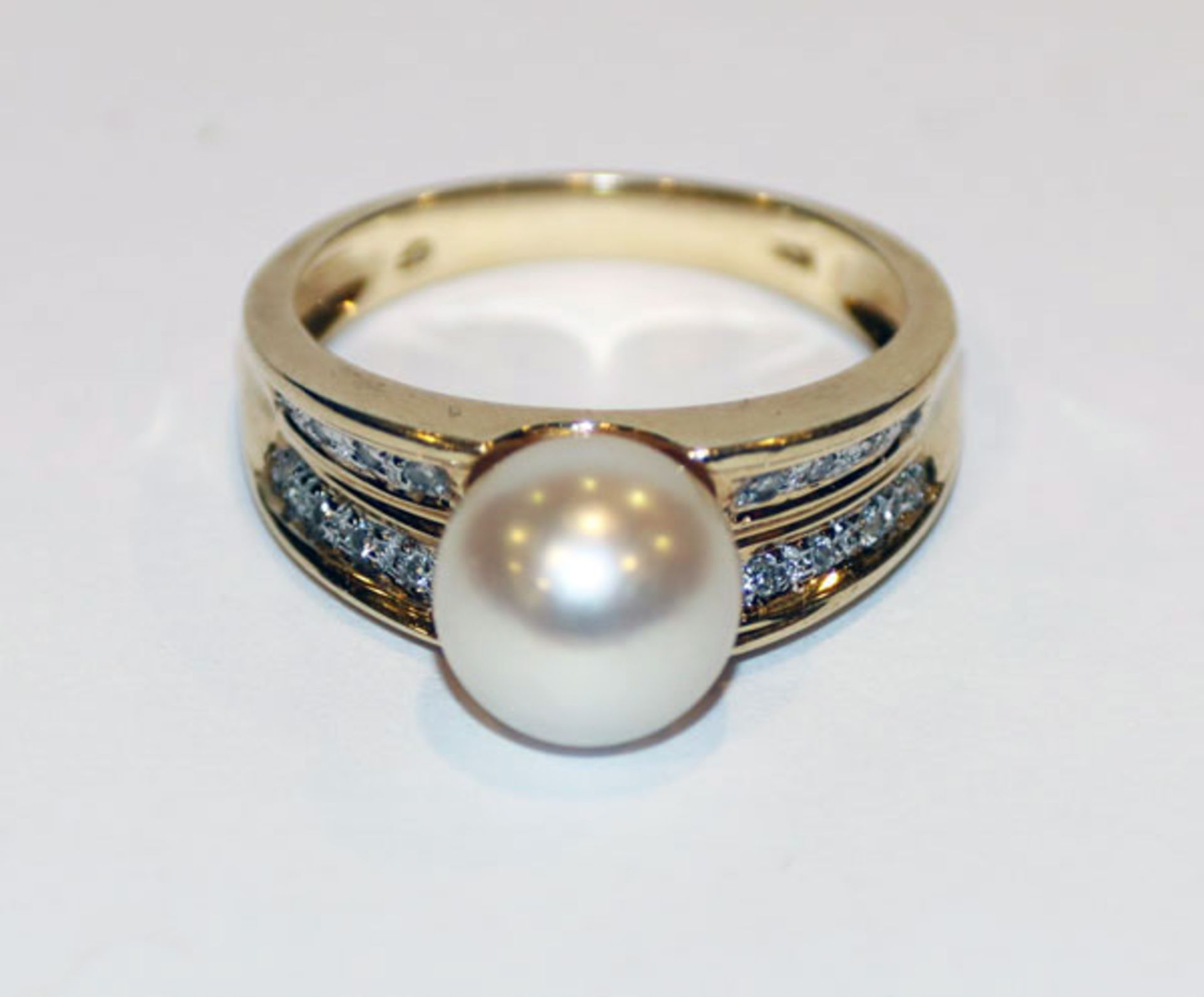 14 k Gelbgold Ring mit in Weißgold gefaßten Diamanten und Perle, 5,16 gr., Gr. 54