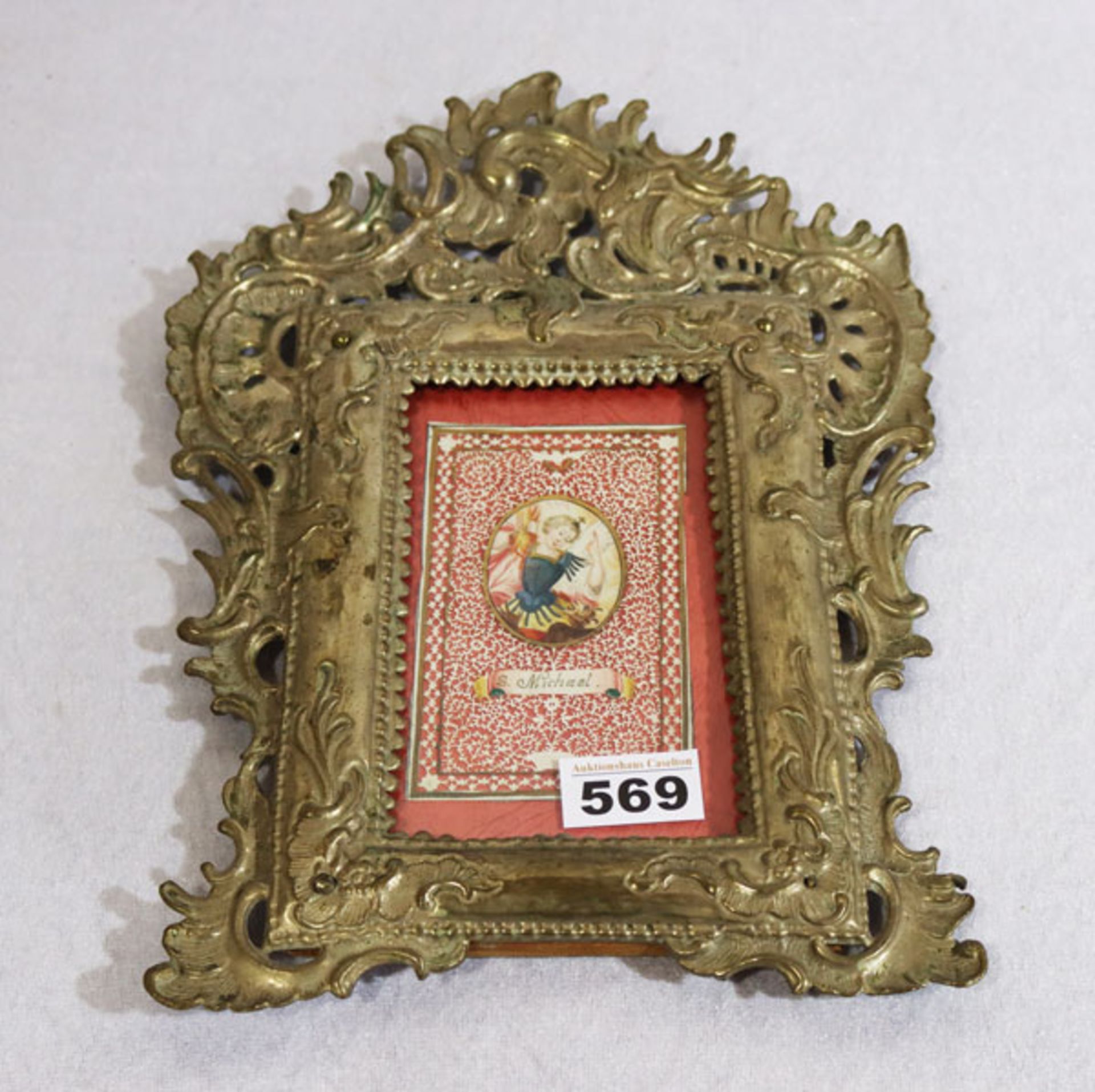 Dekorativer, versilberte Rahmen mit Reliefdekor und religiösem Bild 'S. Michael', unter Glas,