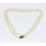 Perlenkette mit 18 k Gelbgold Schließe mit Smaragad und 6 in Weißgold gefaßten Diamanten, L 86 cm
