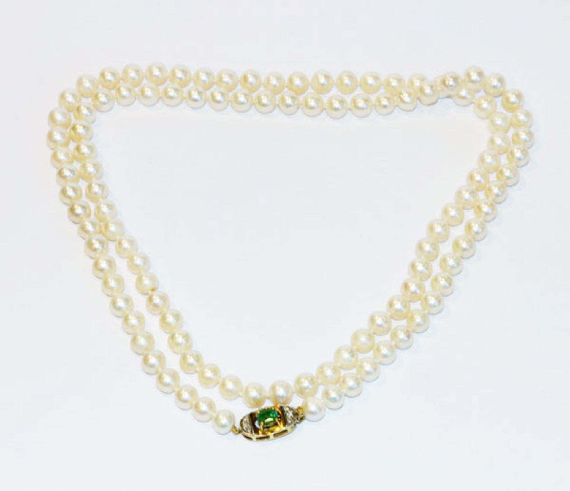 Perlenkette mit 18 k Gelbgold Schließe mit Smaragad und 6 in Weißgold gefaßten Diamanten, L 86 cm