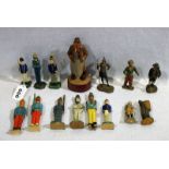 Konvolut von diversen Holzfiguren, Soldaten, bemalt, H 12 cm und Holz Charakterfigur 'Mann mit