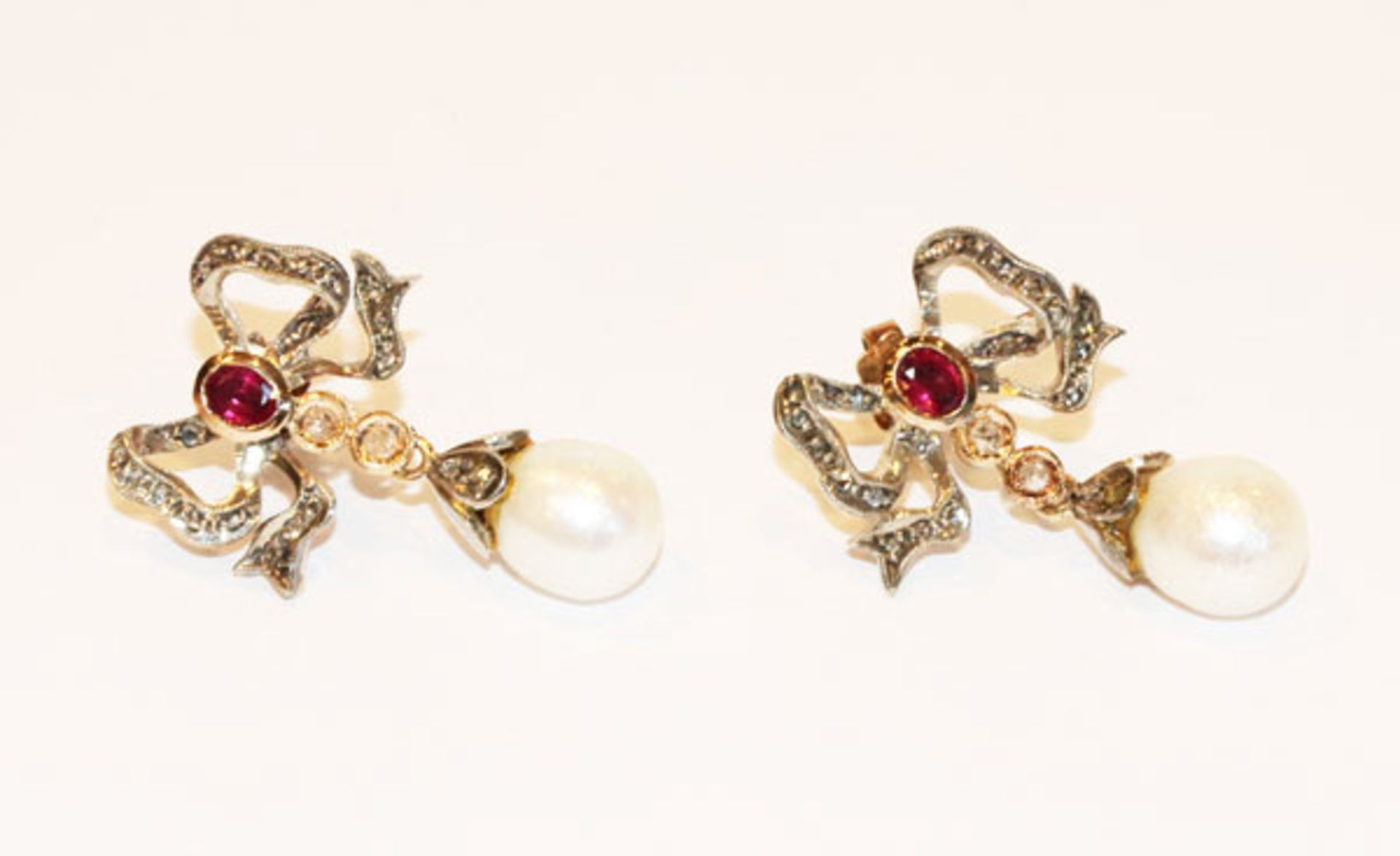 Paar dekorative 14 k Weiß- und Gelbgold Ohrstecker in Schleifendekor mit Diamanten, Rubinen und