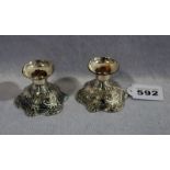Paar Silber Kerzenleuchter mit Reliefdekor, Sterlingsilber gefüllt, H 6 cm, Gebrauchsspuren