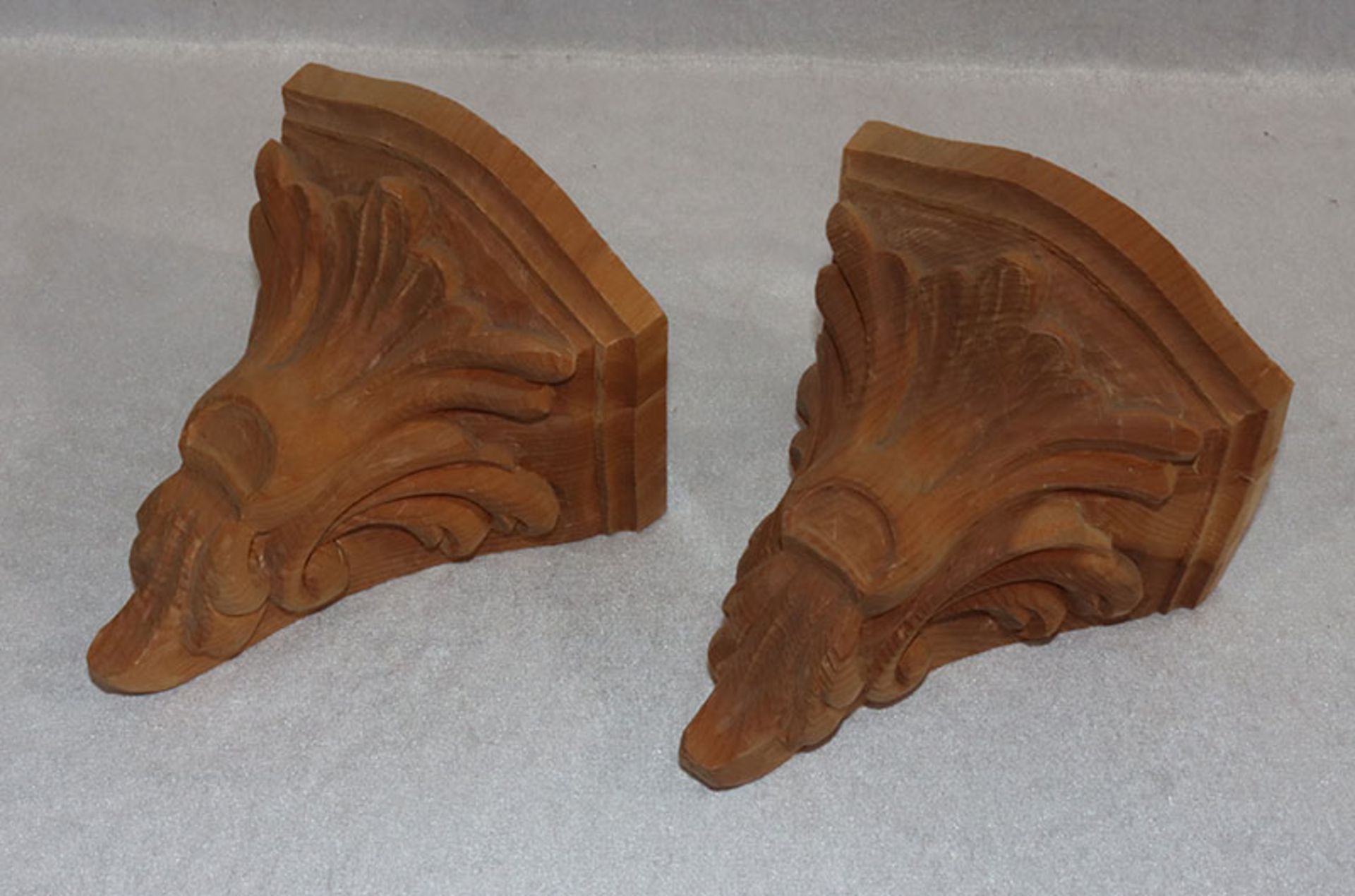 Paar Holz Wandkonsolen, ungefaßt, Trocknungsrisse, H 18 cm, B 17 cm, T 15 cm