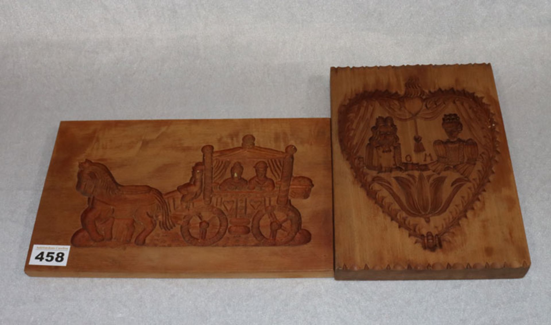 2 Holz Reliefbilder, Kutsche und Herz, 18 cm x 30 cm und 24 cm x 17,5 cm, Altersspuren
